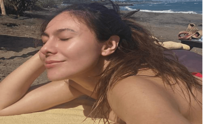 Wulan Guritno Unggah Foto Berbikini, Ngaku Kangen Berjemur