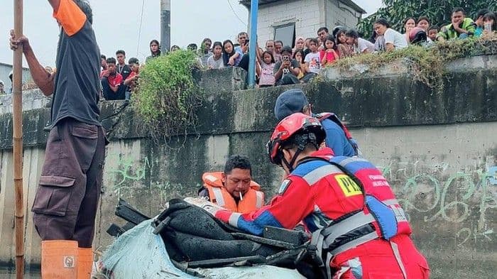 ODGJ Tercebur ke Kali di Jakbar, Belasan Damkar Dikerahkan untuk Evakuasi