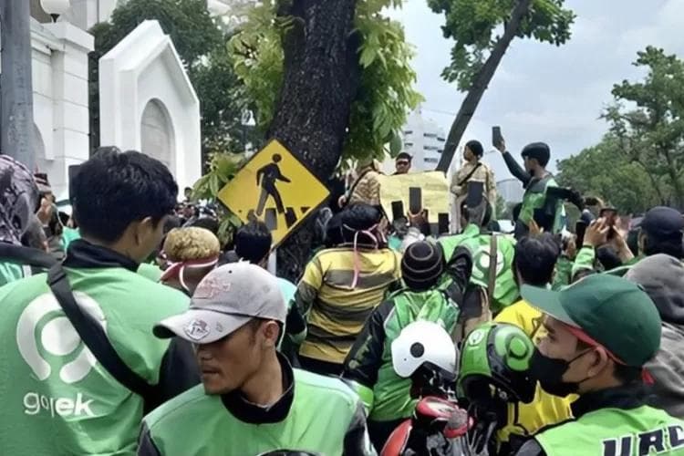 Dari PHK ke Jalanan: Ojol Jadi Peluang Emas