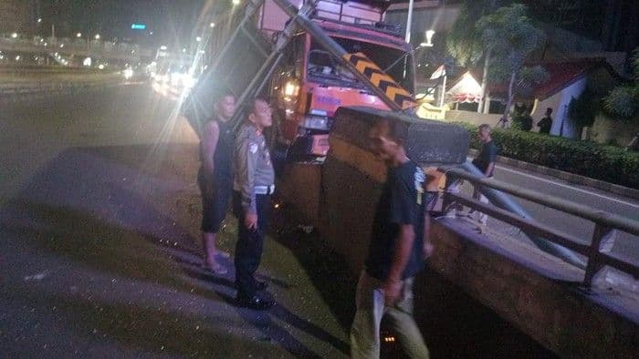 Diduga Sopir Mengantuk, Dump Truck Hantam Pembatas Jalan di Layang Kuningan