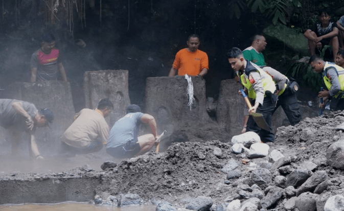 Lereng Gunung Slamet Gundul, Banjir Bandang Terjang Kawasan Wisata Guci Tegal