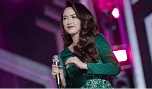 Panik!! Happy Asmara Ketahuan Makan Daging Babi Saat Live