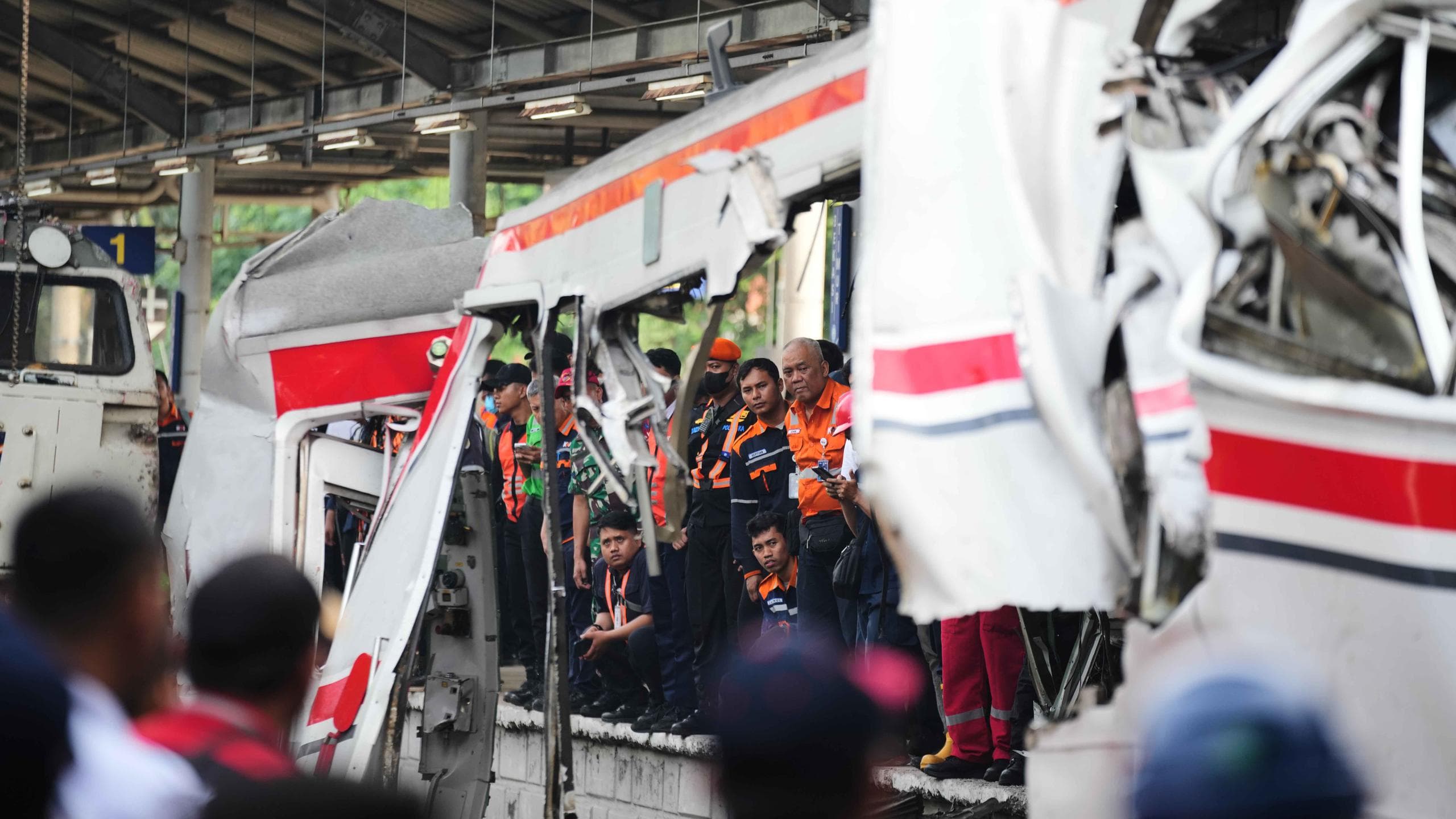 Evakuasi KRL Bekasi Belum Rampung, Perjalanan Masih Dibatasi