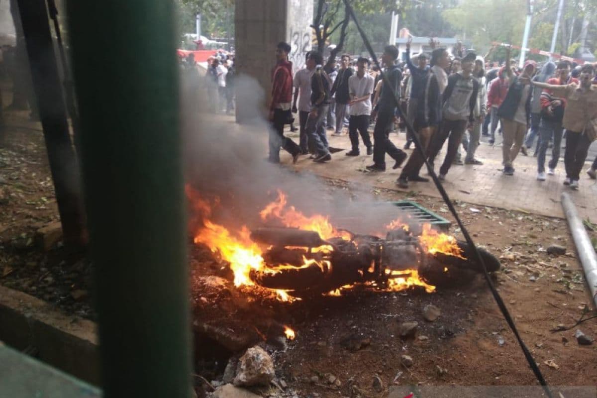 Aksi Mahasiswa Memanas: Demo di DPR Berujung Motor Dibakar dan Vandalisme