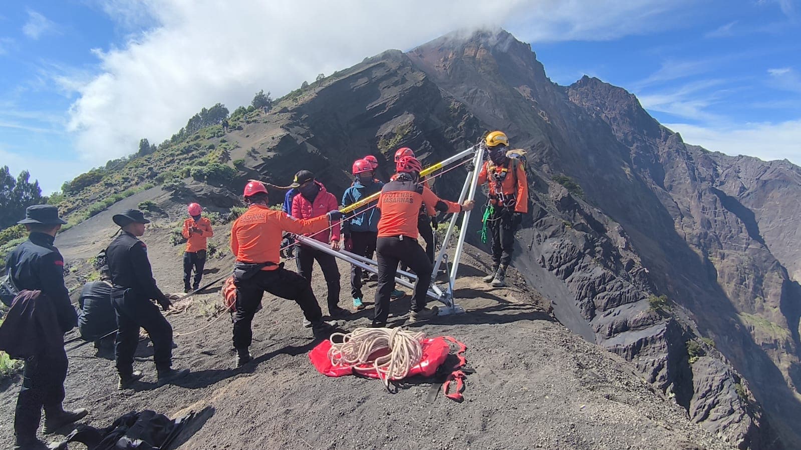 Wisatawan Asal Brasil Terperangkap di Kawah Rinjani, Tim SAR Bergerak